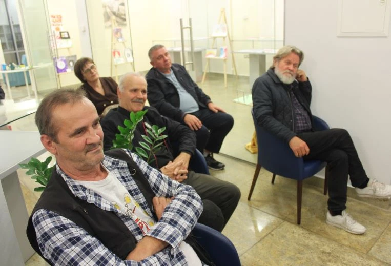 MJESEC HRVATSKE KNJIGE U PLETERNIČKOJ KNJIŽNICI: Predstavljena zbirka pjesama ’Kapi uspomena’ Predraga Milosavljevića