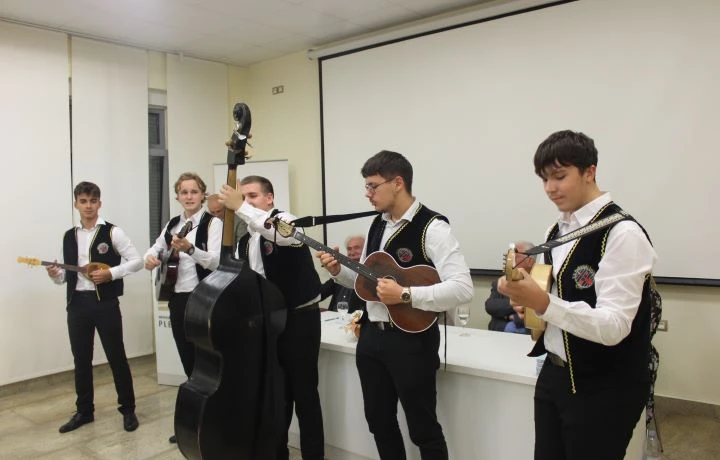 MJESEC HRVATSKE KNJIGE U PLETERNIČKOJ KNJIŽNICI: Predstavljena zbirka pjesama ’Kapi uspomena’ Predraga Milosavljevića