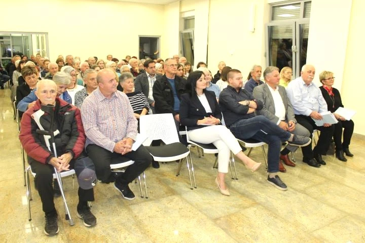 MJESEC HRVATSKE KNJIGE U PLETERNIČKOJ KNJIŽNICI: Predstavljena zbirka pjesama ’Kapi uspomena’ Predraga Milosavljevića