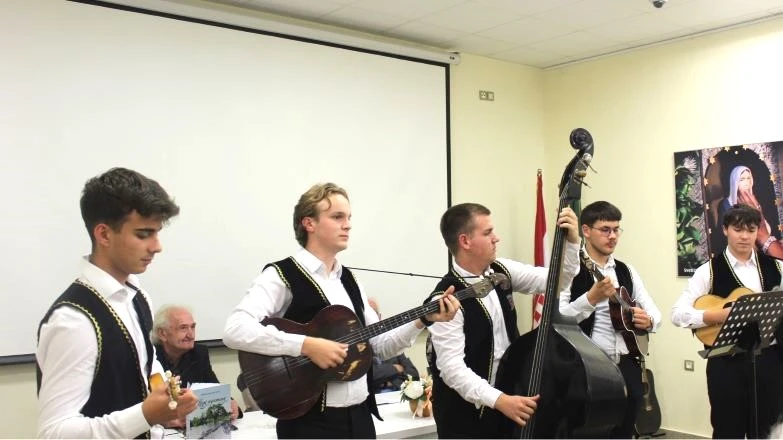 MJESEC HRVATSKE KNJIGE U PLETERNIČKOJ KNJIŽNICI: Predstavljena zbirka pjesama ’Kapi uspomena’ Predraga Milosavljevića