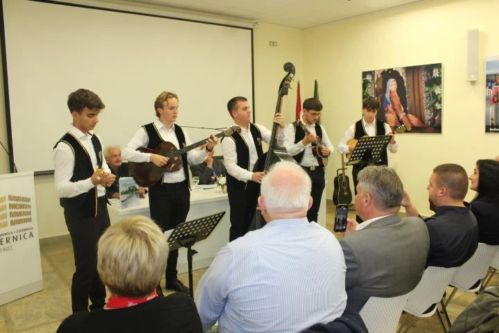 MJESEC HRVATSKE KNJIGE U PLETERNIČKOJ KNJIŽNICI: Predstavljena zbirka pjesama ’Kapi uspomena’ Predraga Milosavljevića