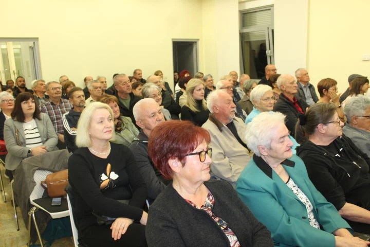 MJESEC HRVATSKE KNJIGE U PLETERNIČKOJ KNJIŽNICI: Predstavljena zbirka pjesama ’Kapi uspomena’ Predraga Milosavljevića