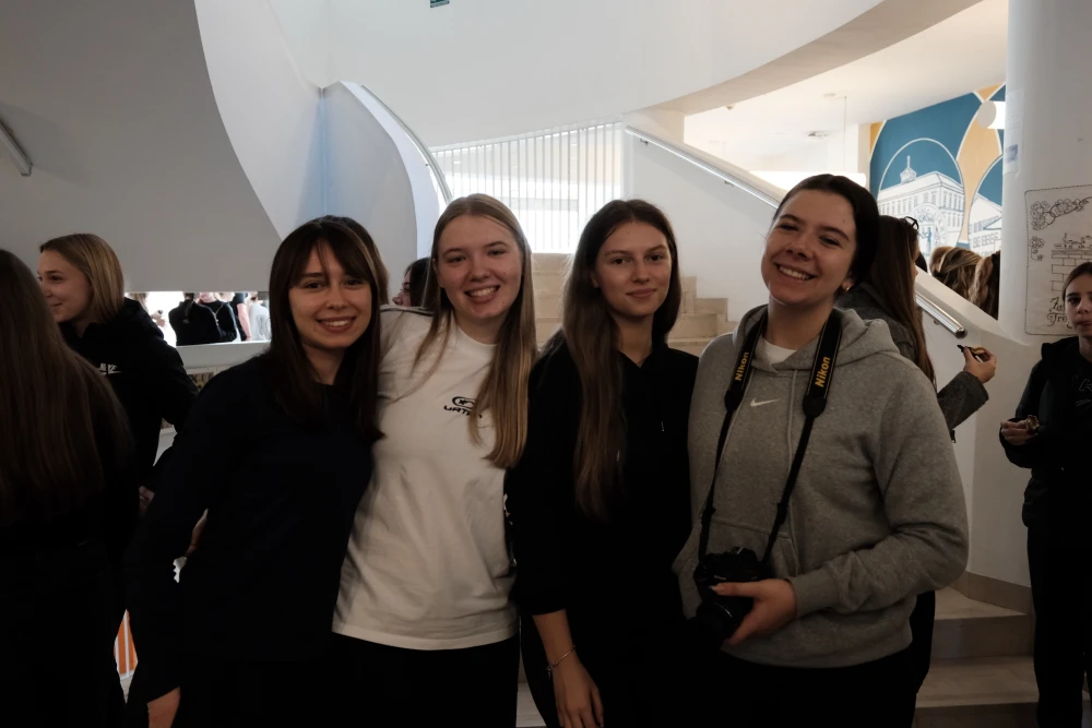 Gimnazijalci obilježili Dane kruha uz ukusne pekarske proizvode, pjesmu i ples