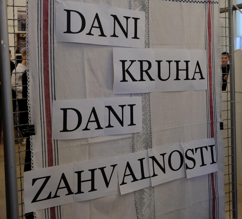 Gimnazijalci obilježili Dane kruha uz ukusne pekarske proizvode, pjesmu i ples