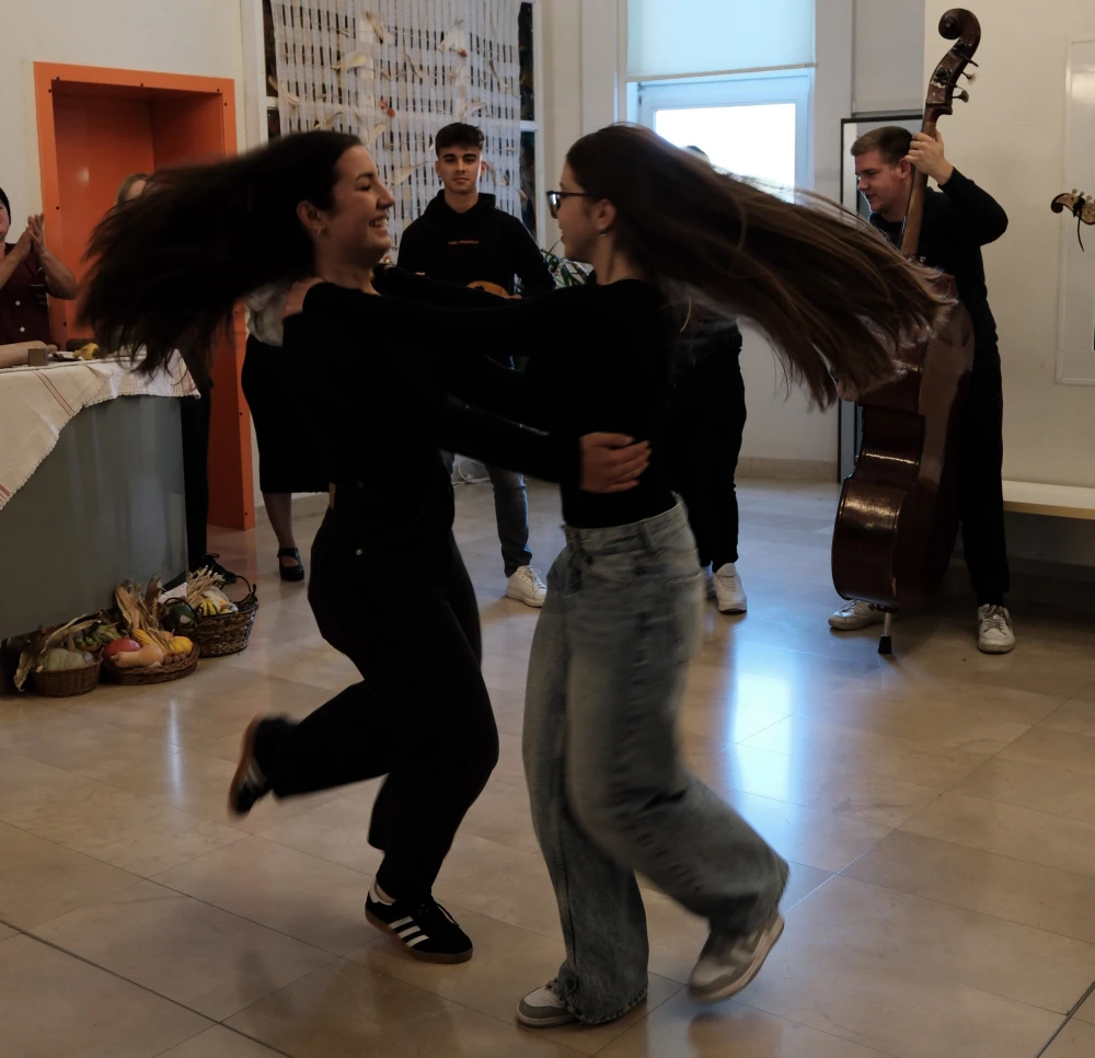 Gimnazijalci obilježili Dane kruha uz ukusne pekarske proizvode, pjesmu i ples