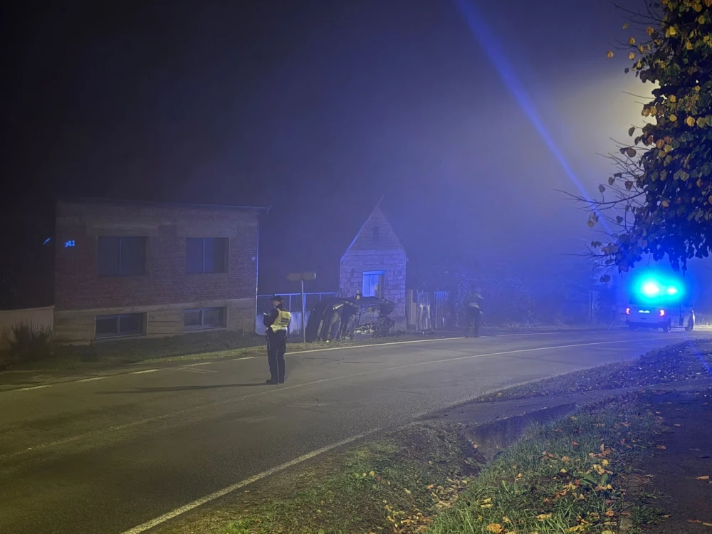 Prometna nesreća u Sulkovcima: Jedna osoba ozlijeđena u slijetanju vozila s ceste