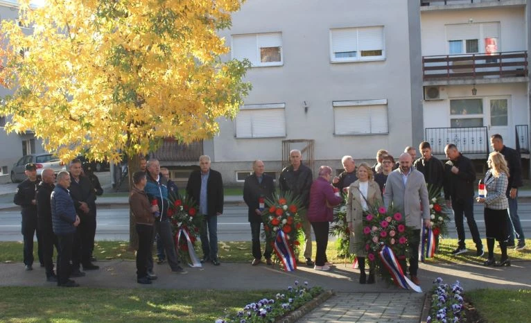 UZ BLAGDAN SVIH SVETIH U PLETERNICI: Položeni vijenci ispred spomen-obilježja poginulim braniteljima, biste dr. Franje Tuđmana i na gradskom groblju