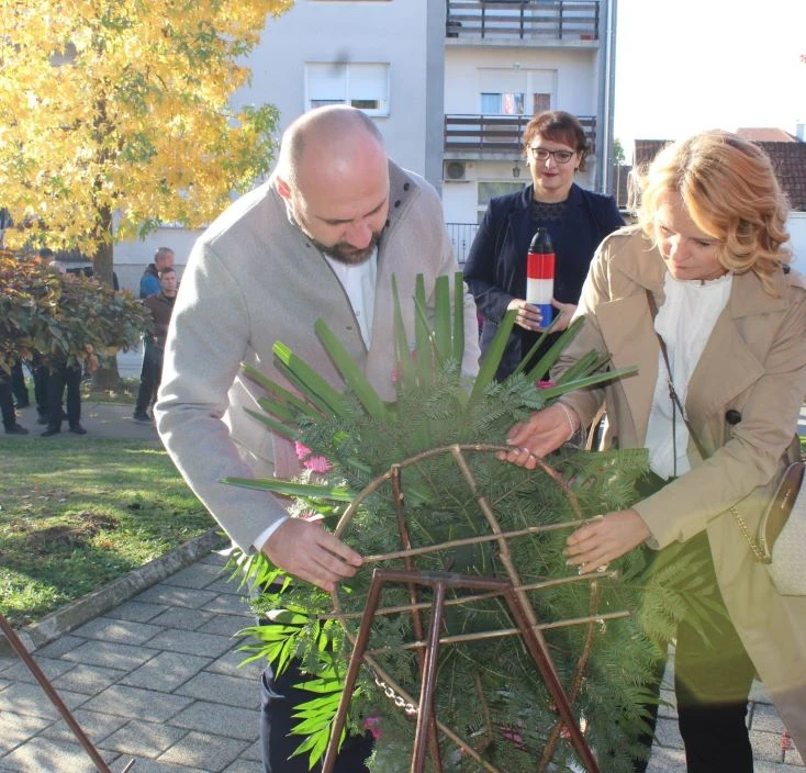 UZ BLAGDAN SVIH SVETIH U PLETERNICI: Položeni vijenci ispred spomen-obilježja poginulim braniteljima, biste dr. Franje Tuđmana i na gradskom groblju