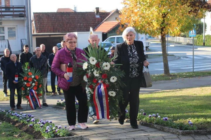 UZ BLAGDAN SVIH SVETIH U PLETERNICI: Položeni vijenci ispred spomen-obilježja poginulim braniteljima, biste dr. Franje Tuđmana i na gradskom groblju