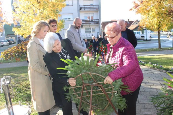 UZ BLAGDAN SVIH SVETIH U PLETERNICI: Položeni vijenci ispred spomen-obilježja poginulim braniteljima, biste dr. Franje Tuđmana i na gradskom groblju