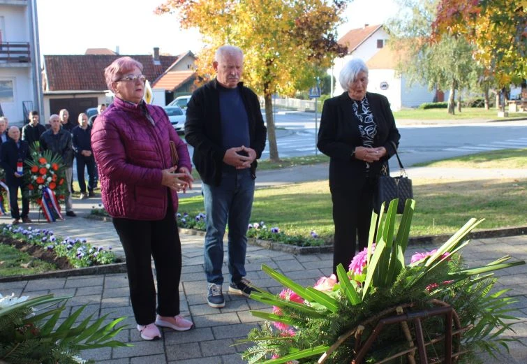 UZ BLAGDAN SVIH SVETIH U PLETERNICI: Položeni vijenci ispred spomen-obilježja poginulim braniteljima, biste dr. Franje Tuđmana i na gradskom groblju