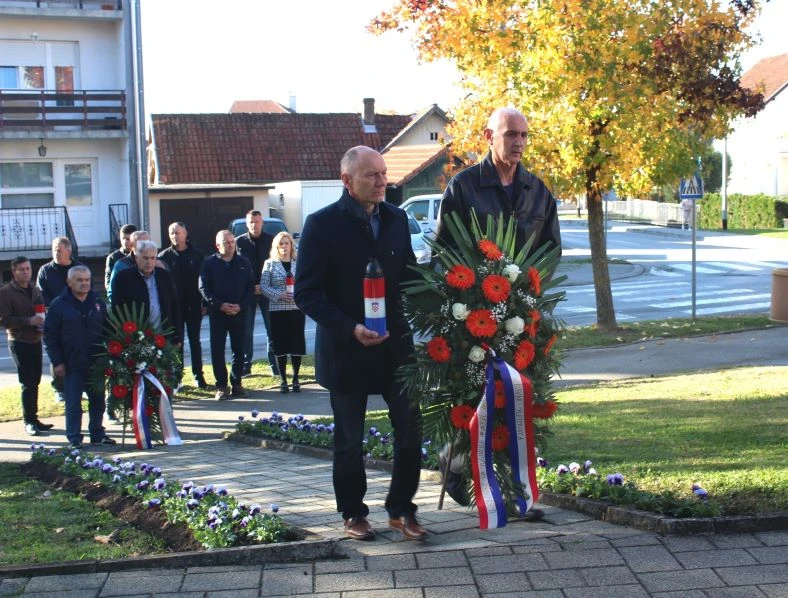 UZ BLAGDAN SVIH SVETIH U PLETERNICI: Položeni vijenci ispred spomen-obilježja poginulim braniteljima, biste dr. Franje Tuđmana i na gradskom groblju