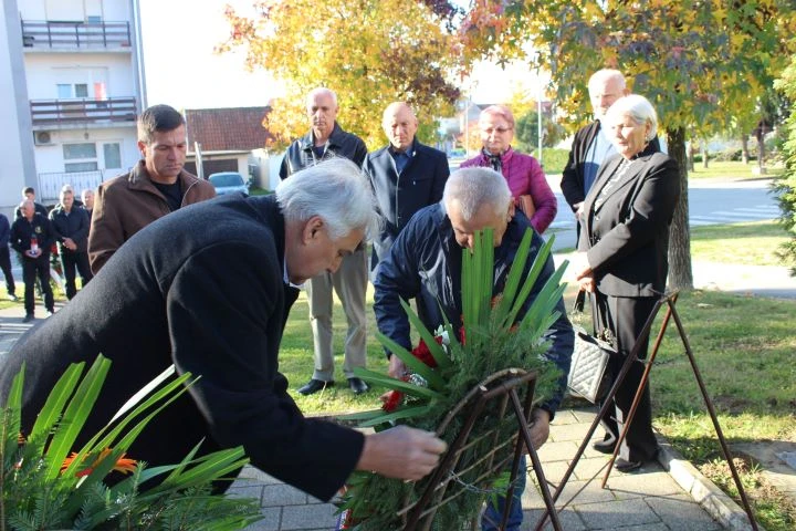 UZ BLAGDAN SVIH SVETIH U PLETERNICI: Položeni vijenci ispred spomen-obilježja poginulim braniteljima, biste dr. Franje Tuđmana i na gradskom groblju