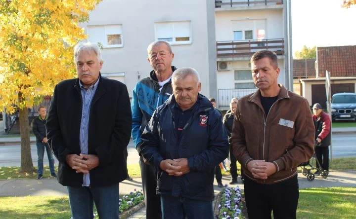 UZ BLAGDAN SVIH SVETIH U PLETERNICI: Položeni vijenci ispred spomen-obilježja poginulim braniteljima, biste dr. Franje Tuđmana i na gradskom groblju