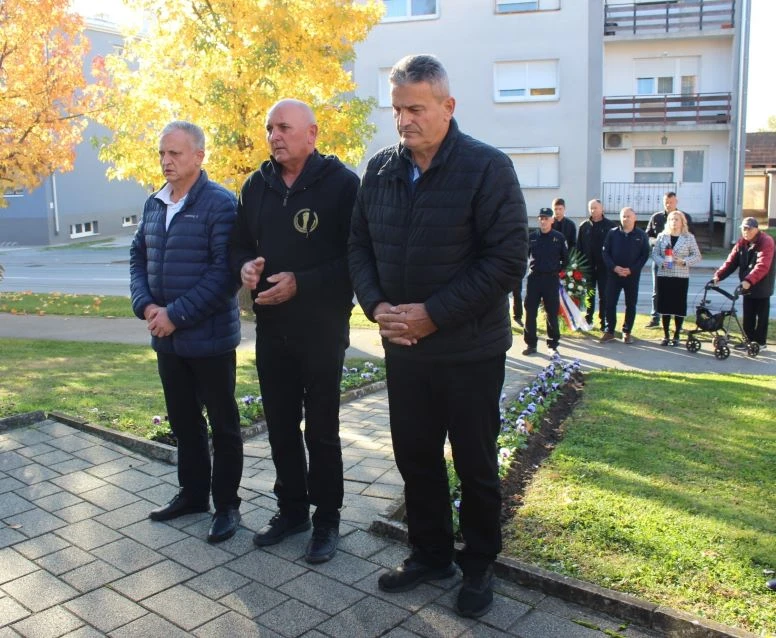 UZ BLAGDAN SVIH SVETIH U PLETERNICI: Položeni vijenci ispred spomen-obilježja poginulim braniteljima, biste dr. Franje Tuđmana i na gradskom groblju