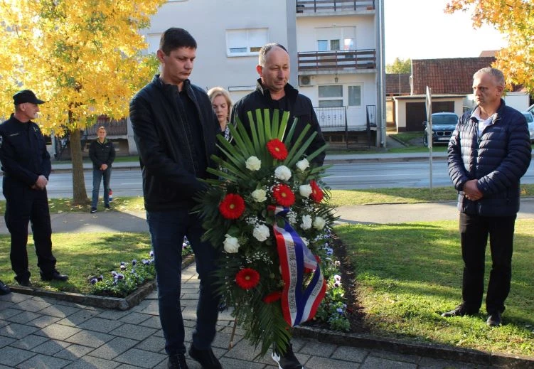 UZ BLAGDAN SVIH SVETIH U PLETERNICI: Položeni vijenci ispred spomen-obilježja poginulim braniteljima, biste dr. Franje Tuđmana i na gradskom groblju