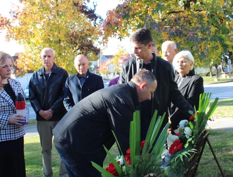 UZ BLAGDAN SVIH SVETIH U PLETERNICI: Položeni vijenci ispred spomen-obilježja poginulim braniteljima, biste dr. Franje Tuđmana i na gradskom groblju