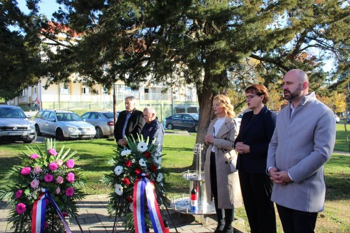 UZ BLAGDAN SVIH SVETIH U PLETERNICI: Položeni vijenci ispred spomen-obilježja poginulim braniteljima, biste dr. Franje Tuđmana i na gradskom groblju