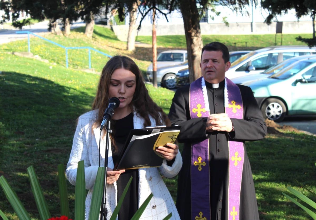 UZ BLAGDAN SVIH SVETIH U PLETERNICI: Položeni vijenci ispred spomen-obilježja poginulim braniteljima, biste dr. Franje Tuđmana i na gradskom groblju