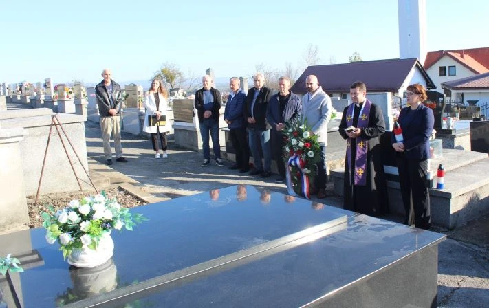 UZ BLAGDAN SVIH SVETIH U PLETERNICI: Položeni vijenci ispred spomen-obilježja poginulim braniteljima, biste dr. Franje Tuđmana i na gradskom groblju