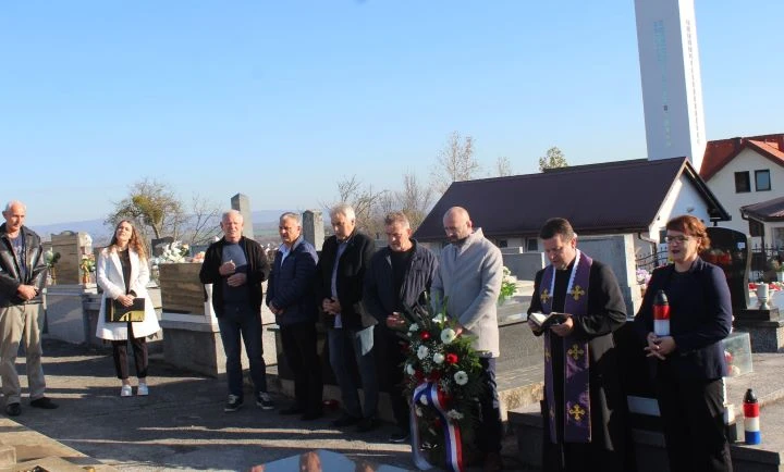 UZ BLAGDAN SVIH SVETIH U PLETERNICI: Položeni vijenci ispred spomen-obilježja poginulim braniteljima, biste dr. Franje Tuđmana i na gradskom groblju