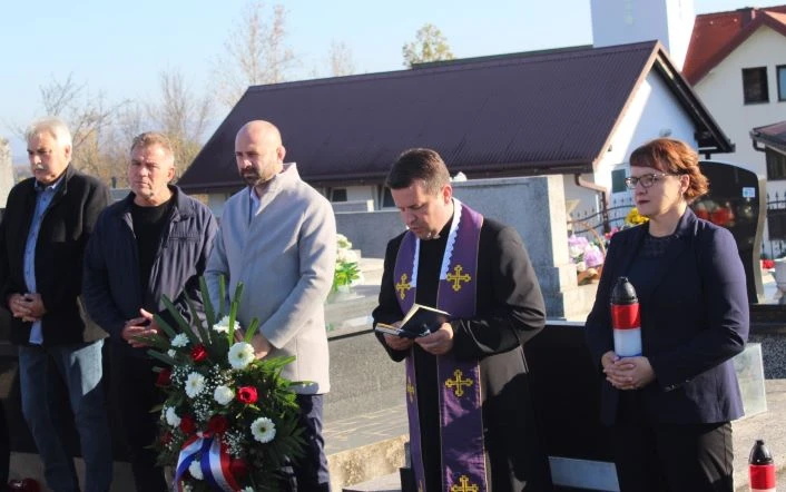 UZ BLAGDAN SVIH SVETIH U PLETERNICI: Položeni vijenci ispred spomen-obilježja poginulim braniteljima, biste dr. Franje Tuđmana i na gradskom groblju