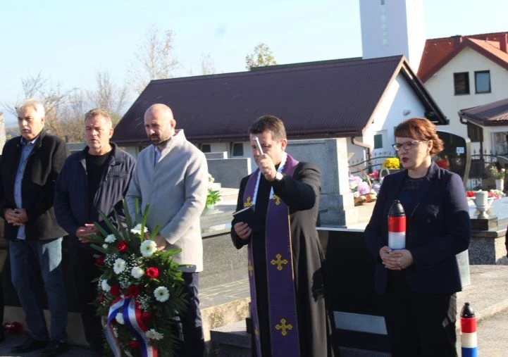 UZ BLAGDAN SVIH SVETIH U PLETERNICI: Položeni vijenci ispred spomen-obilježja poginulim braniteljima, biste dr. Franje Tuđmana i na gradskom groblju