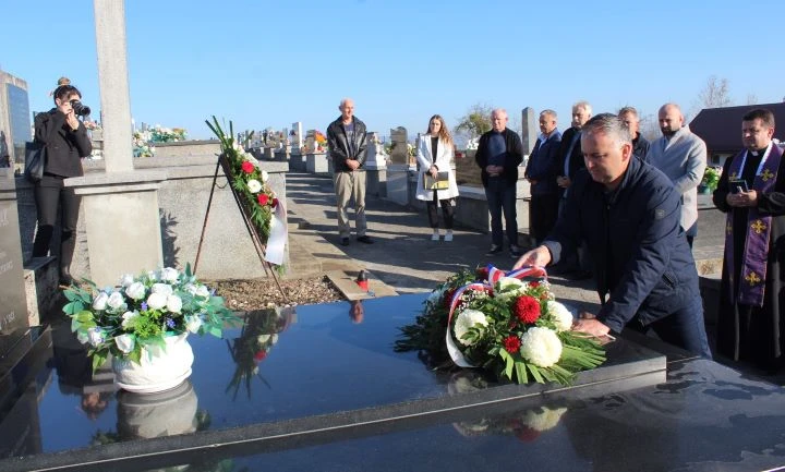 UZ BLAGDAN SVIH SVETIH U PLETERNICI: Položeni vijenci ispred spomen-obilježja poginulim braniteljima, biste dr. Franje Tuđmana i na gradskom groblju