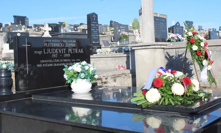 UZ BLAGDAN SVIH SVETIH U PLETERNICI: Položeni vijenci ispred spomen-obilježja poginulim braniteljima, biste dr. Franje Tuđmana i na gradskom groblju