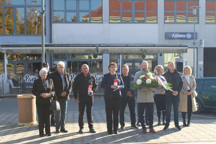 UZ BLAGDAN SVIH SVETIH U PLETERNICI: Položeni vijenci ispred spomen-obilježja poginulim braniteljima, biste dr. Franje Tuđmana i na gradskom groblju