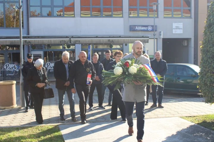 UZ BLAGDAN SVIH SVETIH U PLETERNICI: Položeni vijenci ispred spomen-obilježja poginulim braniteljima, biste dr. Franje Tuđmana i na gradskom groblju