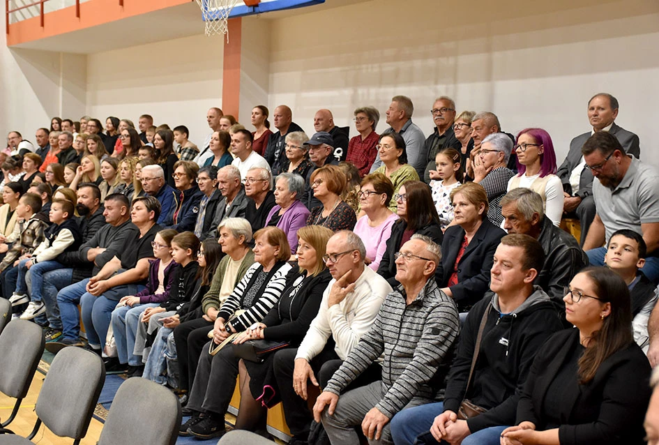 Zamiriši Slavonijo – godišnji koncert Kaptolačkog tamburaškog orkestra oduševio publiku