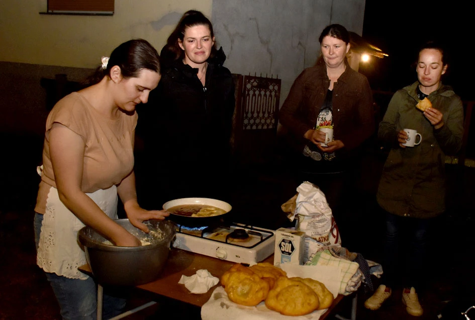 Živa povijest Štitnjaka: Dan mrtvih spaja generacije uz vatru, pjesmu i jedinstvene običaje