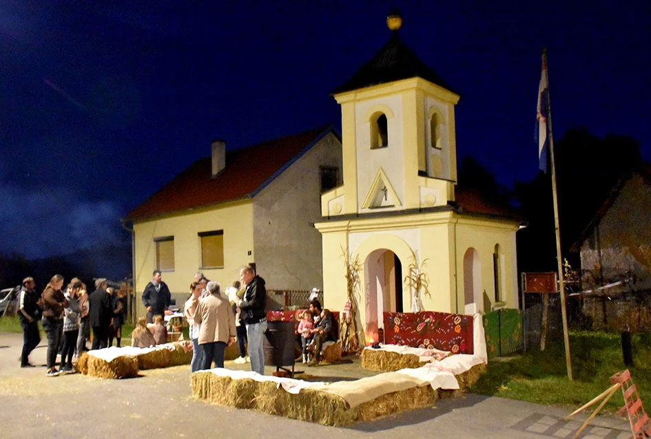 Živa povijest Štitnjaka: Dan mrtvih spaja generacije uz vatru, pjesmu i jedinstvene običaje