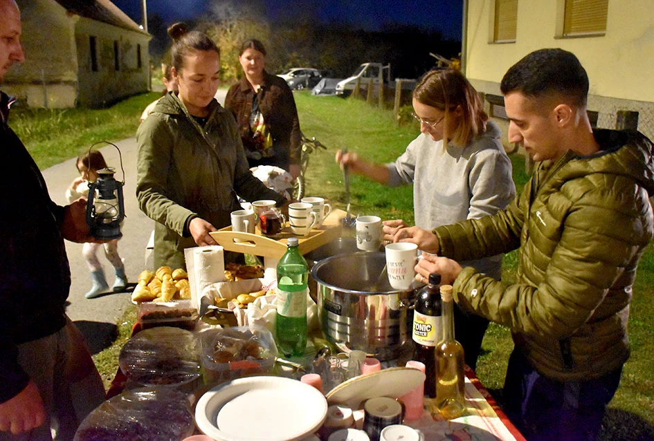 Živa povijest Štitnjaka: Dan mrtvih spaja generacije uz vatru, pjesmu i jedinstvene običaje