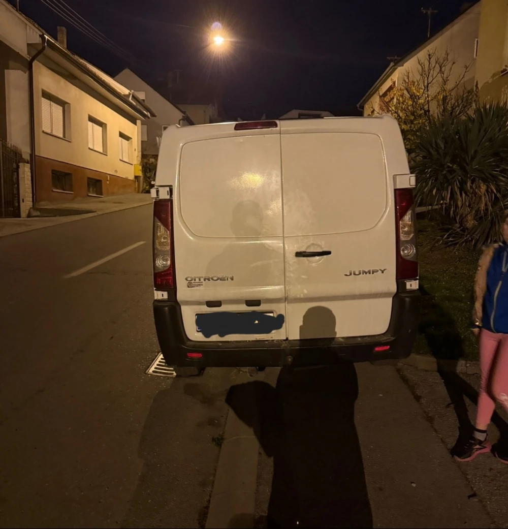 Nogostup ili parkiralište? Djeca Požege prisiljena hodati cestom zbog bahatih vozača!