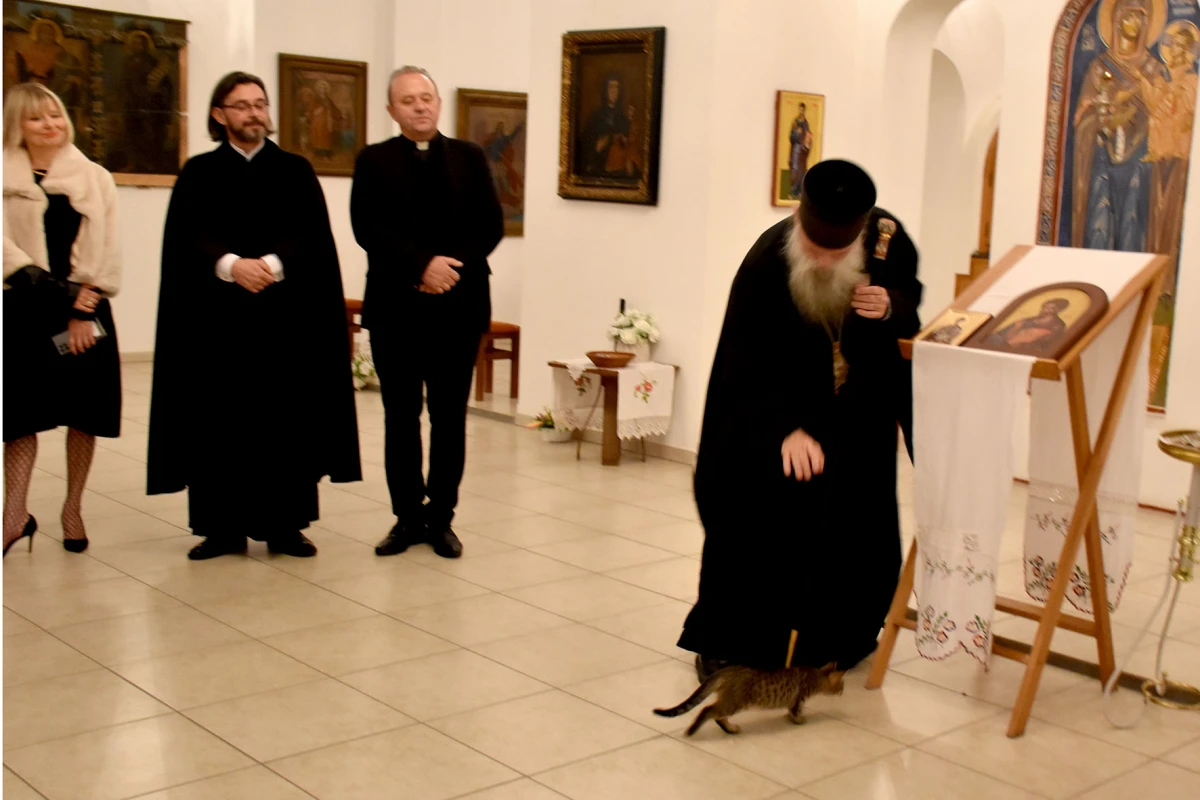 Mače u naručju episkopa Ćulibrka na otovrenju izložbe u hramu sv. Gerogija u Požegi