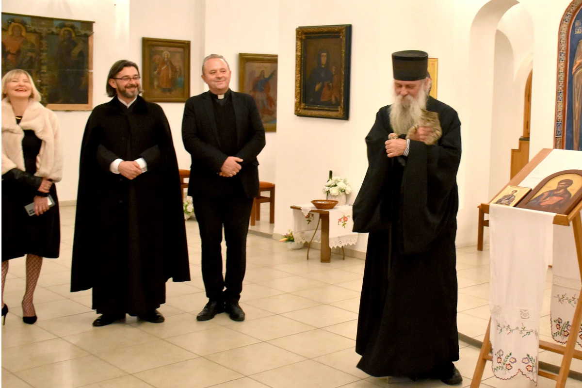 Mače u naručju episkopa Ćulibrka na otovrenju izložbe u hramu sv. Gerogija u Požegi