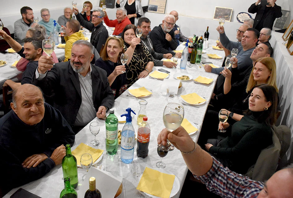 Rahela i Gordana vinske kume požeški vinara