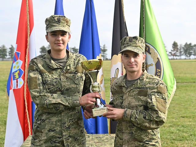 Ročnica Marija Barbarić i ročnik Antonio Šarčević najbolji na natjecanju dragovoljnih ročnika u požeškoj vojarni 