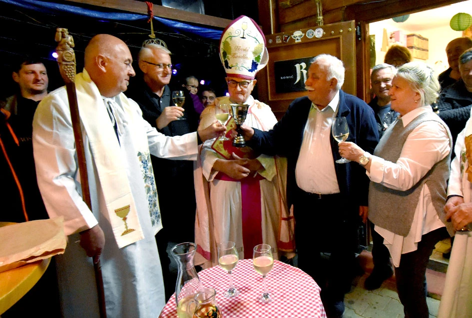 Požeška poduzetnica Ivanka Dodiković proslavila Martinje; Vlado Bauer predvodio obred, kumovi Franjo Lucić i Marinko Markota