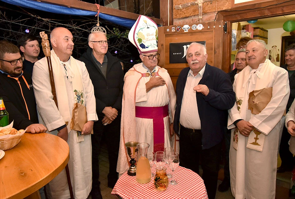 Požeška poduzetnica Ivanka Dodiković proslavila Martinje; Vlado Bauer predvodio obred, kumovi Franjo Lucić i Marinko Markota