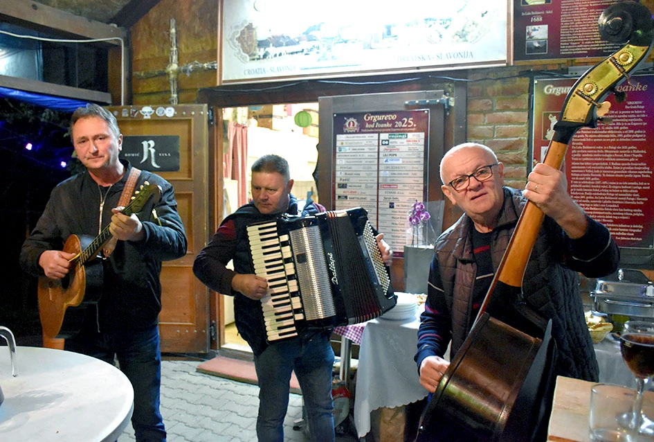 Požeška poduzetnica Ivanka Dodiković proslavila Martinje; Vlado Bauer predvodio obred, kumovi Franjo Lucić i Marinko Markota