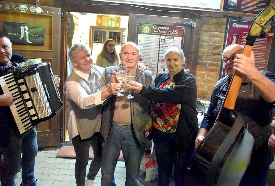 Požeška poduzetnica Ivanka Dodiković proslavila Martinje; Vlado Bauer predvodio obred, kumovi Franjo Lucić i Marinko Markota