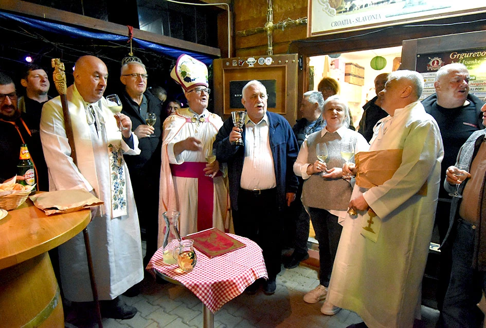 Požeška poduzetnica Ivanka Dodiković proslavila Martinje; Vlado Bauer predvodio obred, kumovi Franjo Lucić i Marinko Markota