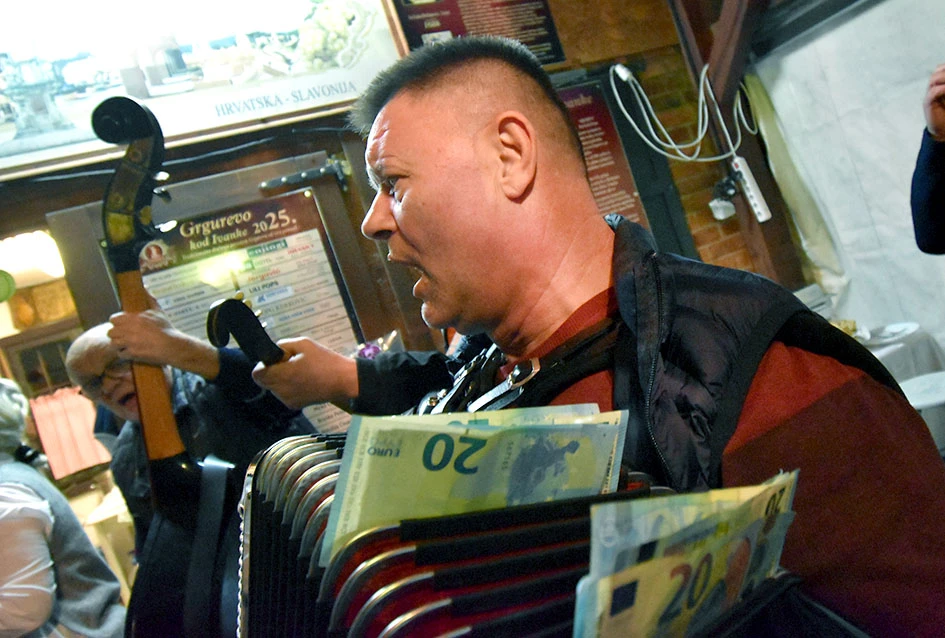 Požeška poduzetnica Ivanka Dodiković proslavila Martinje; Vlado Bauer predvodio obred, kumovi Franjo Lucić i Marinko Markota