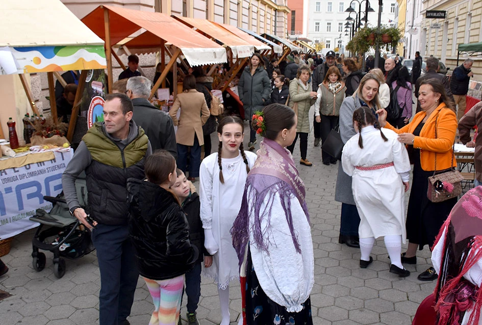 JESEN U POŽEGI: štandovi puni domaćih okusa i tradicionalno krštenje mošta