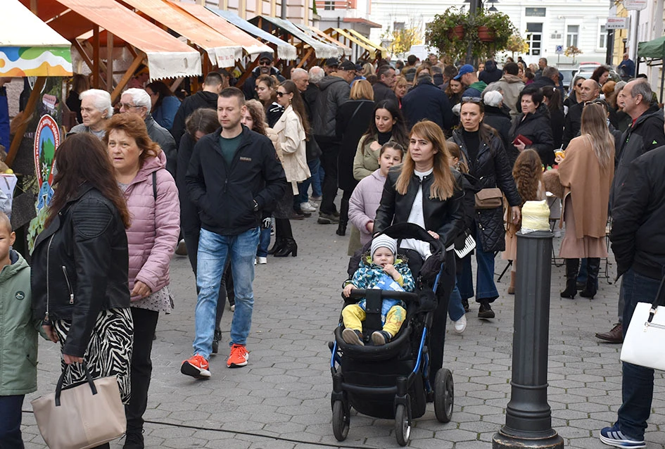 JESEN U POŽEGI: štandovi puni domaćih okusa i tradicionalno krštenje mošta