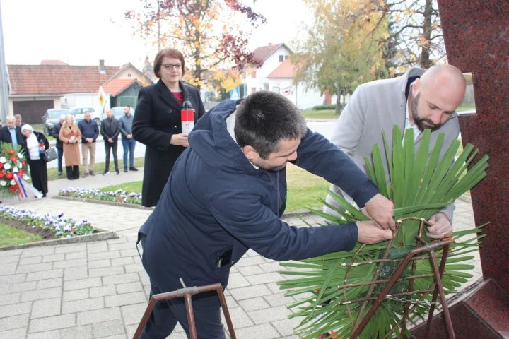 UZ DAN SJEĆANJA: U Pleternici polaganjem vijenaca i paljenjem svijeća odana počast poginulim braniteljima