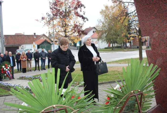 UZ DAN SJEĆANJA: U Pleternici polaganjem vijenaca i paljenjem svijeća odana počast poginulim braniteljima